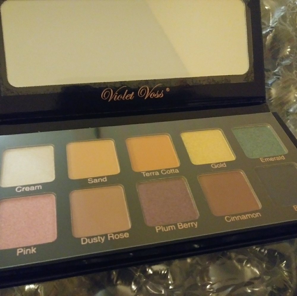 Makeup - Picture 2 of 4